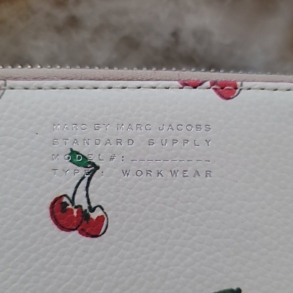 Adorable Marc By Marc Jacobs Wallet - Picture 2 of 6